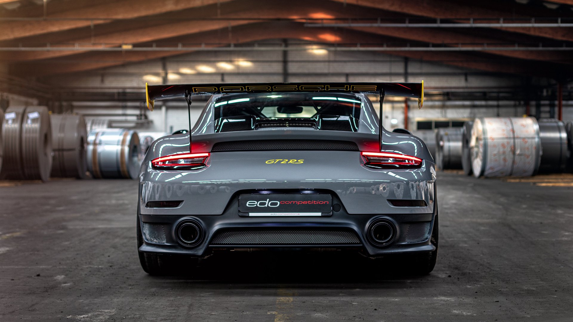 9岁滑板选手马泽尔在亚运村收集纪念徽章，称赞冰激凌美味。